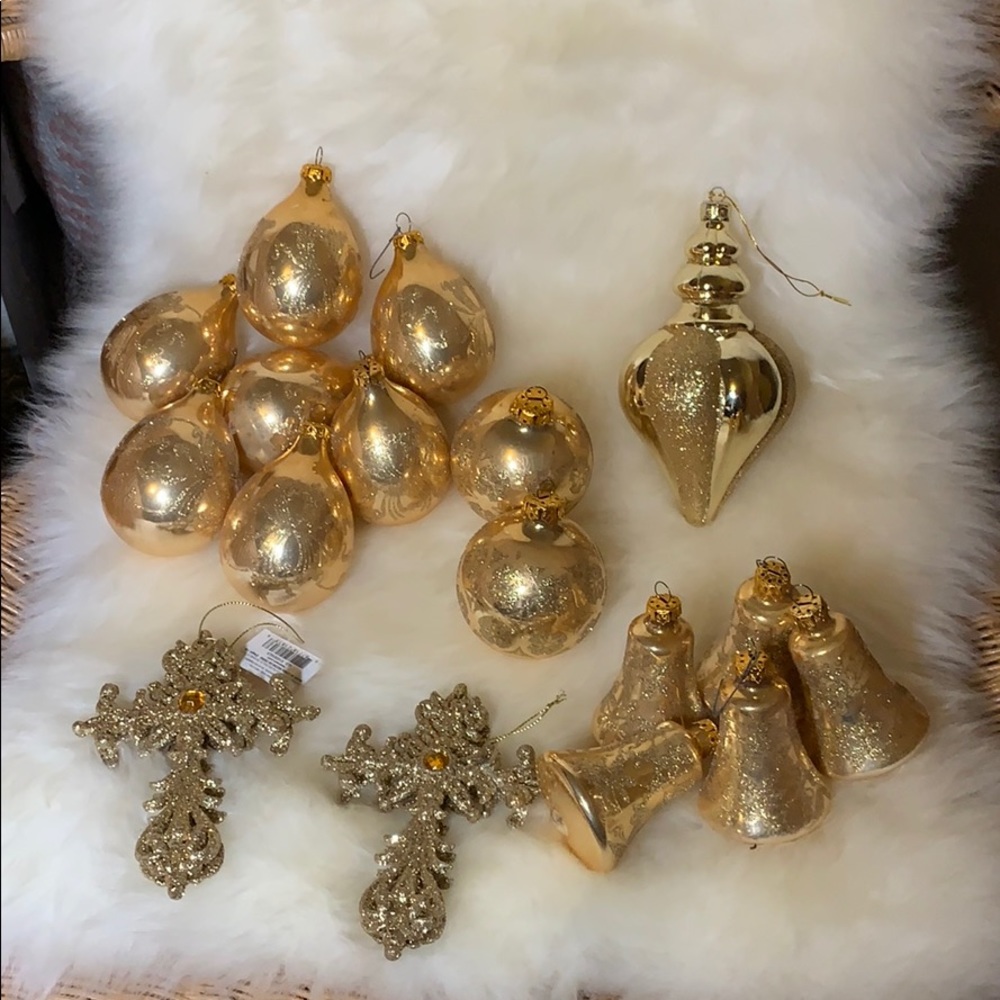 Lot of gold ornaments